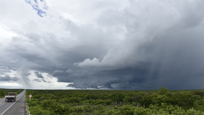   Maio começa com chuva; Emparn prevê volume dentro da normalidade no trimestre. De acordo com recente reunião com representantes de diversos órgãos do setor de meteorologia de estados como Paraíba, Bahia, Alagoas, Pernambuco e do Distrito Federal, os especialistas concluíram que a previsão para o próximo trimestre - maio, junho e julho de 2021- é de chuvas dentro da normalidade no Rio Grande do Norte.