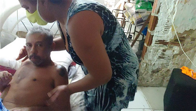   O casal está numa faixa etária de idade que é muito difícil conseguir emprego com carteira assinada. Vivem na informalidade, rezando para não acontecer o imprevisto, como ocorreu com Seu Francisco de Assis, que sofreu um AVC e hoje depende do apoio da mulher e das doações dos amigos e vizinhos