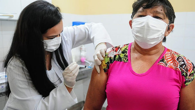   Estão sendo vacinadas pessoas com Síndrome de Down a partir de 18 anos e pessoas com deficiência a partir de 55 anos, que estejam com Benefício de Prestação Continuada (BPC), do Instituto Nacional de Seguridade Social (INSS). Estes públicos são vacinados no Ginásio do Serviço Social da Indústria (SESI), que fica aberto para a população das 8h às 16h.  Também estão sendo vacinados no município pessoas com comorbidades a partir de 55 anos e grávidas e puérperas (com até 45 dias pós-parto) com comorbidades a partir de 18 anos. Ao todo, 46 Unidades Básicas de Saúde do município estão abertas vacinando estes dois públicos.