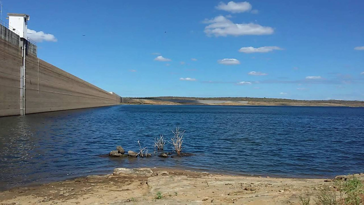   A segunda maior barragem do Rio Grande do Norte, Santa Cruz do Apodi, recebeu bom aporte hídrico com as recentes chuvas e acumula 207.609.700 m³, percentualmente, 34,62% da sua capacidade total, que é de 599.712.000 m³.  No último relatório divulgado, o reservatório acumulava 178.921.150 m³, equivalentes a 29,83% do seu volume total. Ainda segundo o Igarn, as reservas hídricas do RN continuam aumentando. Atualmente, somam 2.035.687.106 m³, correspondentes a 46,51% da sua capacidade total.Na última sexta-feira, 30 de abril, o volume das reservas hídricas era de 45,22% da sua capacidade total.