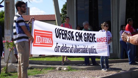 Imagem 1 -  Após 139 dias, professores suspendem greve na Ufersa