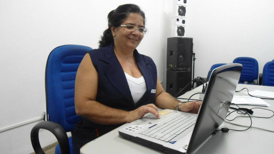   “Minha segunda casa”, diz Jureide Brito, servidora do Hospital Tarcísio Maia há 35 anos. No mês em que o Hospital Regional Tarcísio Maia celebra 35 anos de existência, o MOSSORÓ HOJE conversou com uma das servidora mais antigas da unidade hospitalar, tendo atuado no local desde a abertura de suas portas, no dia 10 de maio de 1986, e permanecendo até os dias atuais. No local, Jureide relata momentos que marcaram sua trajetória, lembra com carinhos dos primeiros anos do hospital e fala sobre como a equipe passou por surtos de cólera, dengue e vem superando a pandemia da Covid-19.