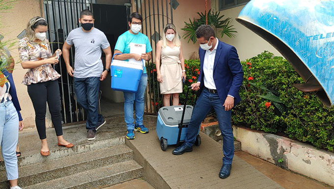   A secretária Morgana Dantas, o prefeito Allyson Bezerra e o coordenador de Vacinas Etevaldo de Lima, receberam nesta sexta-feira, 14, quase 50% das doses de CoronaVac que precisam para completar a imunização de quem está com a segunda dose em atraso; Morgana Dantas disse que na próxima semana deve chegar os outros 50% que faltam. O prefeito Allyson Bezerra pediu que a população não deixe de ir se vacinar