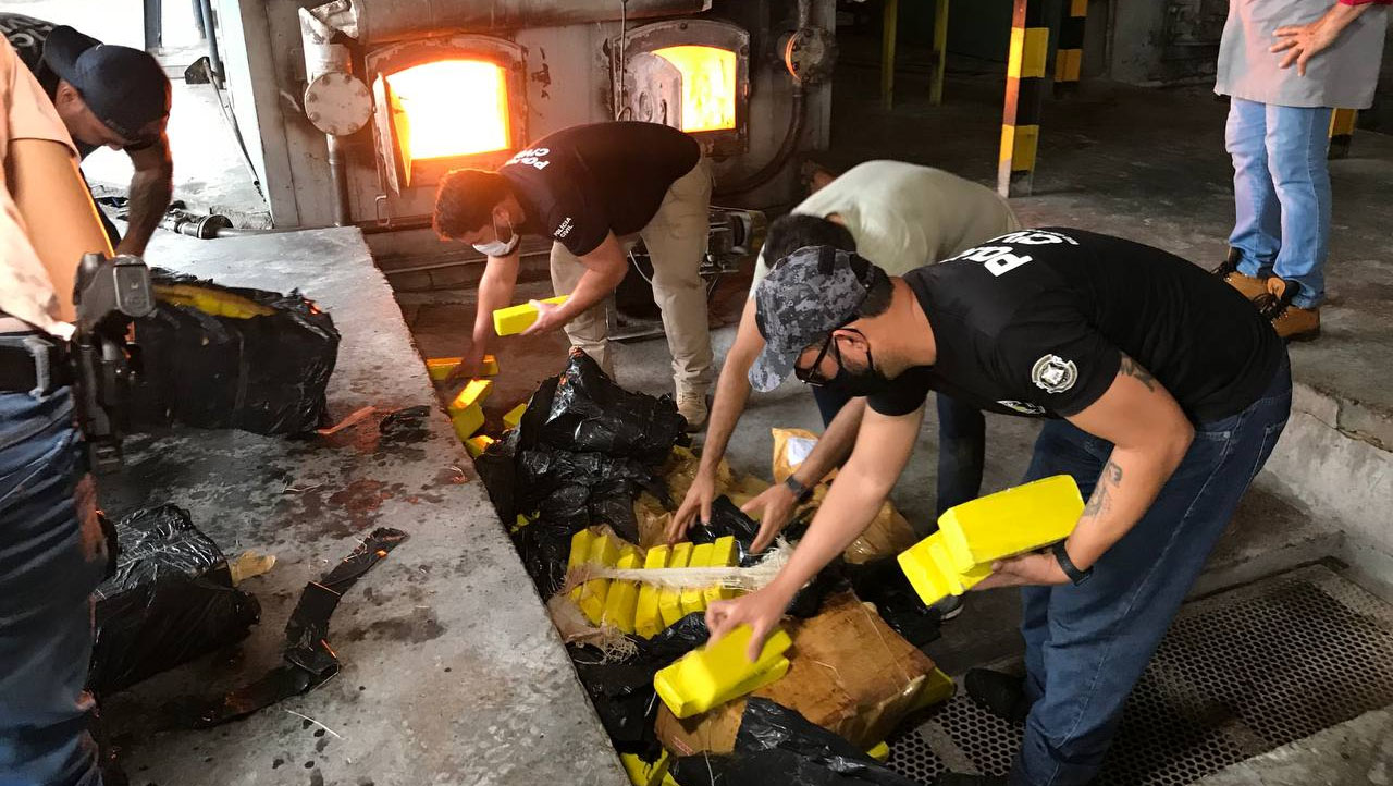   Além dos 658,315 kg de maconha apreendidos nesta sexta-feira (14), na Alameda do Cajueiros, a equipe da Delegacia de Narcóticos de Mossoró também incinerou outros entorpecentes que já estavam no depósito. Esta é a primeira incineração do ano de 2021, com drogas de 62 procedimentos judiciais já concluídos. A incineração aconteceu às 15h30 em uma das fornalhas da Usibras.