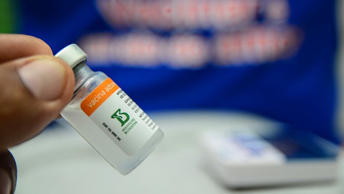   Deve ir aos postos de vacina receber a segunda dose da CoronaVac apenas quem tomou a primeira dose até o dia 31 de março passado. Quem vai tomar a primeira dose da AstraZeneca, ou seja, o cidadão que têm de 45 anos acima com comorbidades, deve procurar o Ginásio de Esportes do SESI