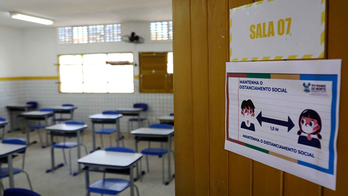   Pela proposta, serão utilizadas 12.355 doses da reserva técnica do Estado, considerando as fases D1 e D2, da vacina Oxford/Astrazeneca. Inicialmente terão prioridade os trabalhadores da educação da rede pública municipal e estadual, compreendendo professores e professoras que atuam em sala de aula, seguindo o escalonamento por idade de forma decrescente. Posteriormente serão contempladas as demais categorias laborais que exercem atividades nas dependências das unidades escolares públicas, tais como merendeira, pessoal administrativo, porteiros e ASG. Na etapa seguinte serão imunizados os trabalhadores da rede privada.