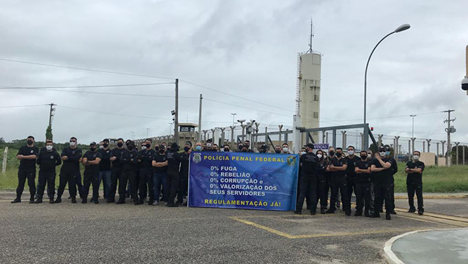   Realizaram movimento pacífico em todo o País em frente aos Presídios Federais para que o Governo Federal lembre de publicar a Medida Provisória que já está pronta regulamentando a profissão de Policia Penal no País
