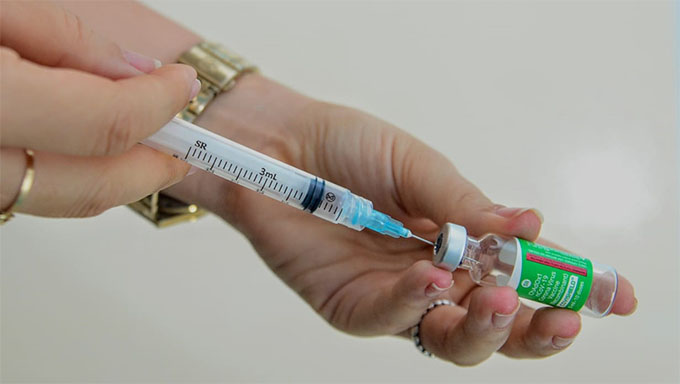   Durante o final de semana, os vacinadores no Ginásio do Sesi e nos dez postos espalhados pela cidade, conseguiram ministrar 4.525 doses, tanto de CoronaVAc (d2) como de AstraZeneca; o trabalho avança nesta segunda-feira, 17, vacinando pessoas com deficiência, cadastradas BPC, com AstraZeneca