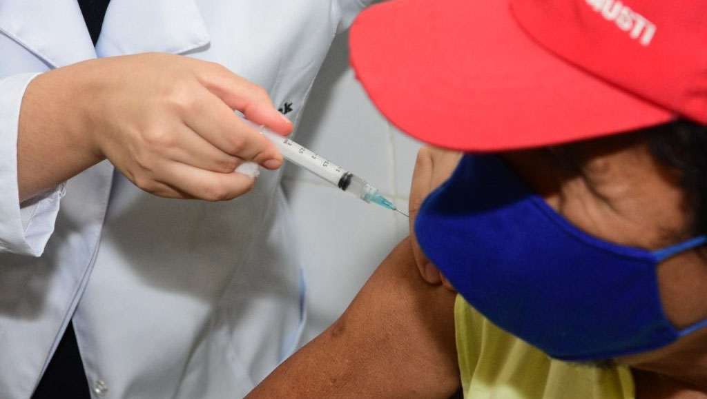   Lais aponta que internação de idosos no RN caiu para 37% após vacinação. O relatório foi publicado neste domingo (16) por pesquisadores do Laboratório de Inovação Tecnológica em Saúde (Lais) da UFRN. De acordo com o levantamento, durante a primeira onda da Covid-19, em julho e 2020, as pessoas com mais de 60 anos representavam 75% do número de internados no estado. Atualmente, elas ocupam 37% do número total de leitos de UTI Covid-19.