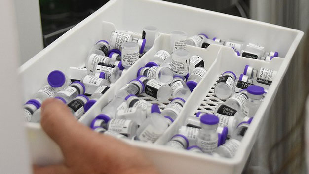   O Ministério da Saúde informou que as doses serão distribuídas entre as vacinas de Oxford (4,7 milhões), Coronavac (1,08 milhão) e Pfizer (647 mil). Ainda segundo o MS, nessa distribuição, as doses do Butantan são destinadas à aplicação da D2, de acordo com as solicitações apresentadas por 12 estados. Outras 15 Unidades Federativas que não possuíam mais pendências para conclusão do esquema vacinal da Coronavac foram atendidas com doses da AstraZeneca/Fiocruz para compensação.