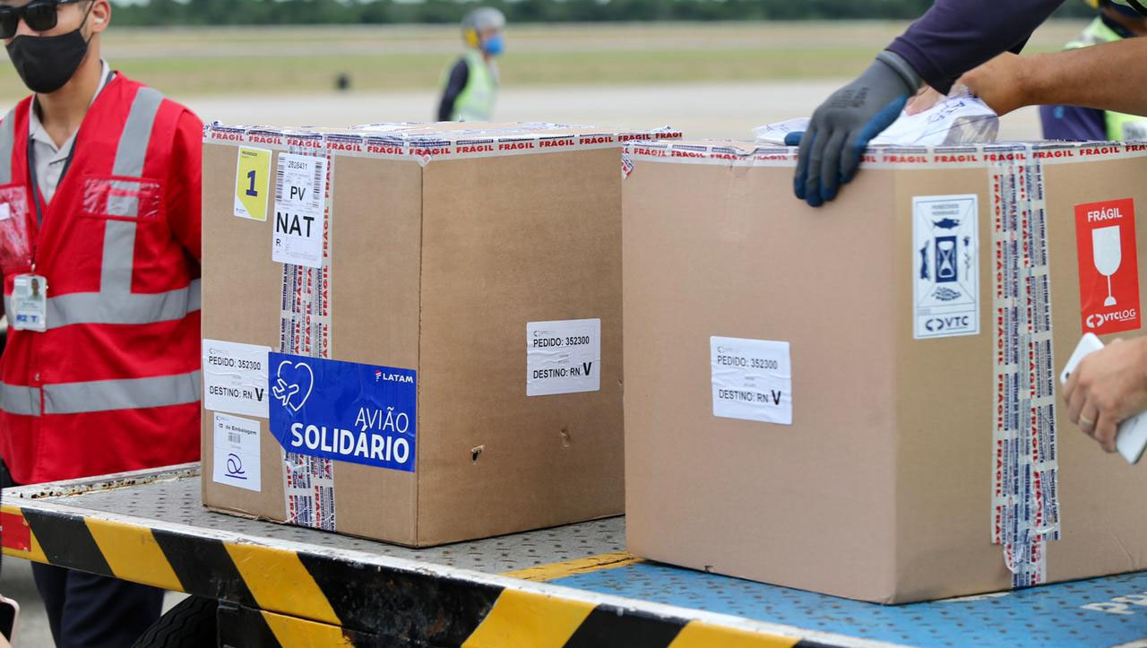   Aeronave com novo lote de vacinas Pfizer chega ao Rio Grande do Norte. São mais 10,5 mil doses que serão distribuídas para atender potiguares dentro do público preferencial. O lote de vacinas chegou na tarde desta terça-feira (18), no  Aeroporto Internacional Aluízio Alves. Pela manhã, o RN já havia recebido um voo trazendo lotes da Coronavac e da vacina de Oxford.