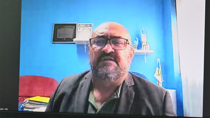   “Hoje o prefeito quer moralizar. Funcionários não querem trabalhar e hoje tem ponto e dizem que é perseguição. Se são dois expedientes, é preciso comparecer", acrescenta o vereador Raério Araújo, explicando as reclamações nas redes sociais de perseguição de servidores públicos