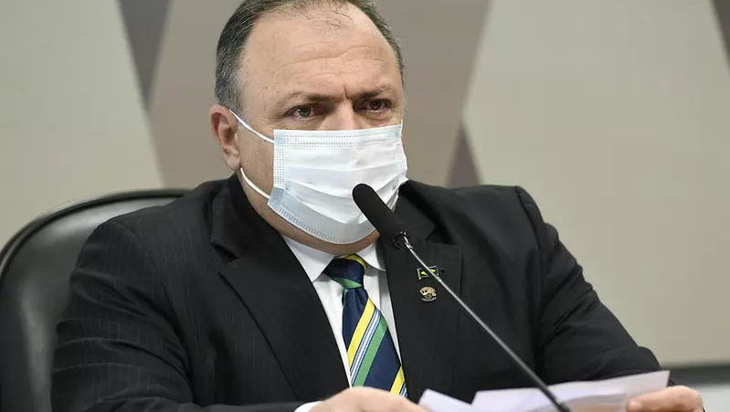   Depoimento de Pazuello na CPI é suspenso após ex-ministro passar mal. Por decisão do presidente da comissão, o senador Omar Aziz (PSD-AM), o depoimento foi suspenso e será retomado nesta quinta-feira (20). Segundo informações do analista de política da CNN Caio Junqueira, Pazuello precisou ser atendido pelo senador Otto Alencar (PSD-BA), que é médico e titular da comissão. De acordo com o senador, o ex-ministro foi acometido por uma síndrome vasovagal, comum em momentos de nervosismo. 