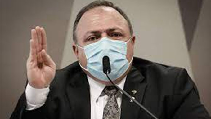   Pazuello culpa governo do AM e empresa White Martins pela crise em Manaus. A falta de oxigênio nos hospitais de Manaus, em meio à disparada nos casos de Covid, levou a cidade a um cenário de caos. Pacientes que dependiam do insumo tiveram que ser transportados de avião para outros estados. Parentes de pessoas internadas tiveram que comprar cilindros com o gás por conta própria.