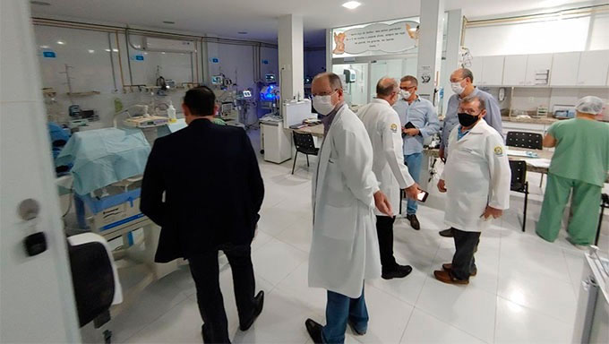   “Padrão de excelência”, diz presidente do CREMERN sobre serviços da Maternidade Almeida Castro. Missão formada por quatro conselheiros do Conselho Regional de Medicina do Rio Grande do Norte realizaram uma inspeção nos serviços de alta complexidade do Hospital Maternidade Almeida Castro, nesta quarta-feira, 19, em Mossoró, tendo saído elogiando o trabalho feito pela intervenção judicial de restauração dos serviços de obstetrícia e neonatologia para atender público do Oeste do RN.