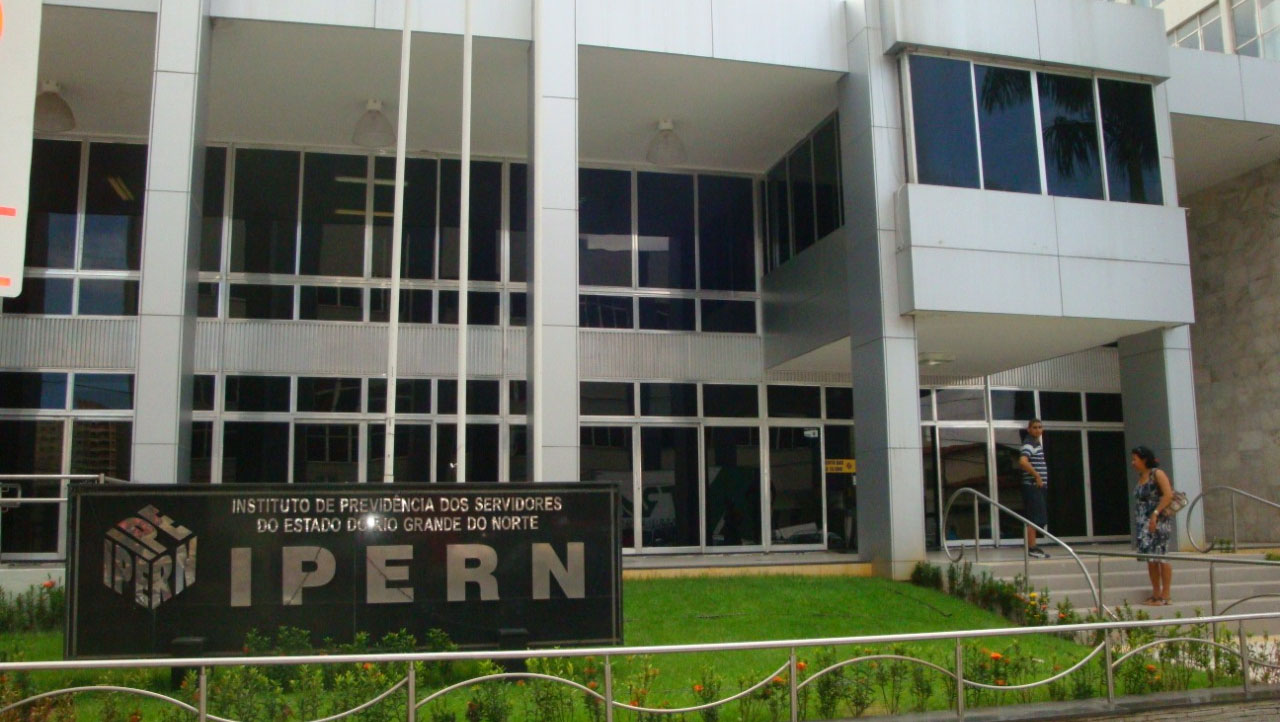   Ipern mantém suspensão da prova de vida até o mês de setembro. A medida foi adotada em função da alta taxa de ocupação de leitos por pacientes com a Covid-19, de acordo com os dados divulgados pelo portal de regulação de leitos do RN.Apesar da maioria dos beneficiários da previdência estadual ser formada por idosos e, muitos já terem recebido as duas doses da vacina, há ainda parte desse público alvo que aguarda a segunda dose do imunizante — caso das pessoas com alguma comorbidade, bem como há servidores que atuam no Setor de Atendimento que ainda não atingiram a faixa etária para receber a vacina, assim como muitos pensionistas em idade jovem.