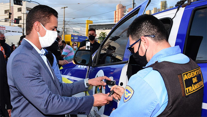   Prefeito Allyson Bezerra, secretários e vereadores participaram da entrega simbólica dos veículos e também fardamento em frente ao Teatro Municipal no final da tarde deste domingo, dia 23; “São viaturas novas, equipadas, para dar mais conforto e segurança para nossos agentes da segurança do município", disse o prefeito Allyson Bezerra