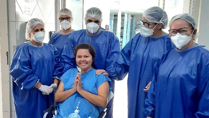   Do dia 1º de maio de 2020 ao período da manhã deste dia 24 de maio de 2021, foram admitidos no HSCL 1.859 pacientes de todos os municípios do Oeste do RN e até da Grande Natal.  Deste total, 1.033 receberam alta médica após superar a covid19 com o apoio da equipe do HCSL. 643 não conseguiram. 112 foram transferidos pela Central do Regula RN. O percentual do óbito ficou em 34,5%, inferior à média nacional, que segundo a Revista The Lancet é de 38%. Na foto, a paciente Silvana da Silva Jacinto recebendo alta.