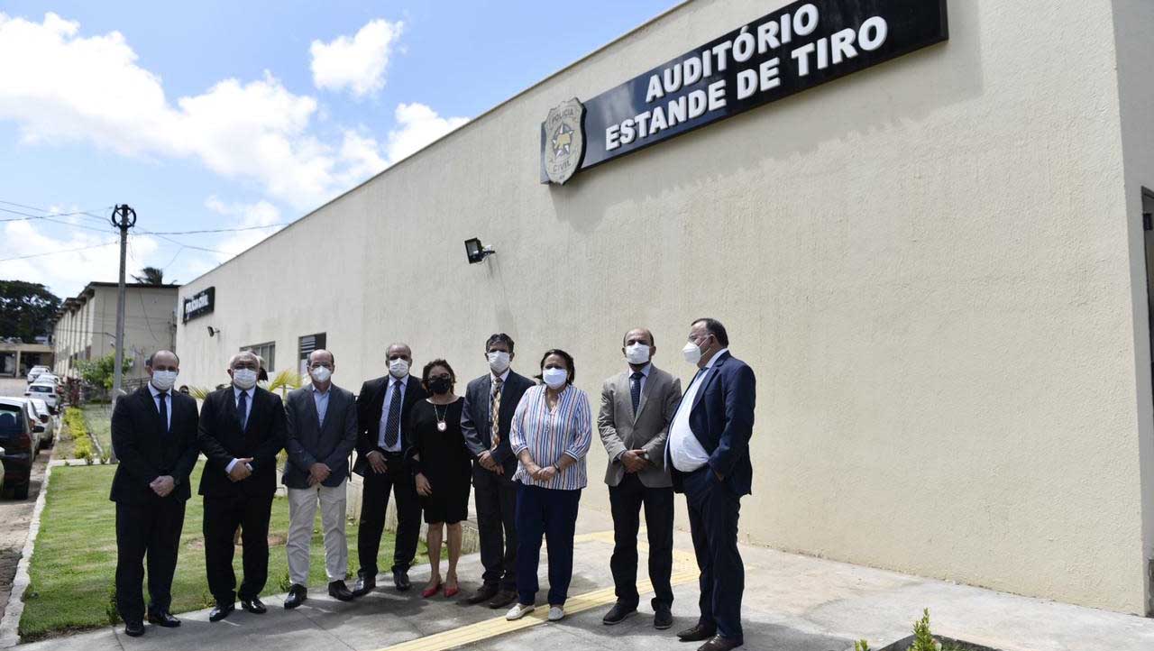   Governo do RN amplia estrutura da Polícia Civil e inaugura Complexo Anticorrupção. O complexo, entregue na manhã desta quinta-feira (26), é integrado pelo Departamento de Combate à Corrupção e Lavagem de Dinheiro (Deccor-LD) e Departamento de Inteligência Policial (DIP).  A governadora Fátima Bezerra e o vice-governador Antenor Roberto também entregaram um auditório e estande de tiros, na sede da Degepol. O auditório conta com 150 lugares, ambiente com acessibilidade, sistema de som e imagem integrado. O estande tem capacidade para até dez pessoas, sistema de exaustão, isolamento acústico e paredes reforçadas, o que possibilitará o treinamento continuado de policiais. oO completo, entregue na manhã desta quinta-feira (26), é integrado pelo Departamento de Combate à Corrupção e Lavagem de Dinheiro (Deccor-LD) e Departamento de Inteligência Policial (DIP). do RN amplia estrutura da Polícia Civil e inaugura Complexo Anticorrupção. 