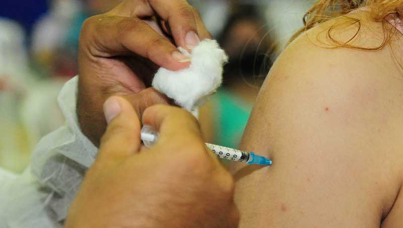   Jovens de 28 anos ou mais com comorbidades começam a ser vacinados em Mossoró. A vacinação para este público foi iniciada nesta quinta-feira (27) e acontece no ginásio do Sesi, de segunda a sábado, das 8h às 16h. No local, também estão sendo vacinados os jovens com deficiências, dessa mesma faixa etária, que estão cadastrados no benefício BPC. 
