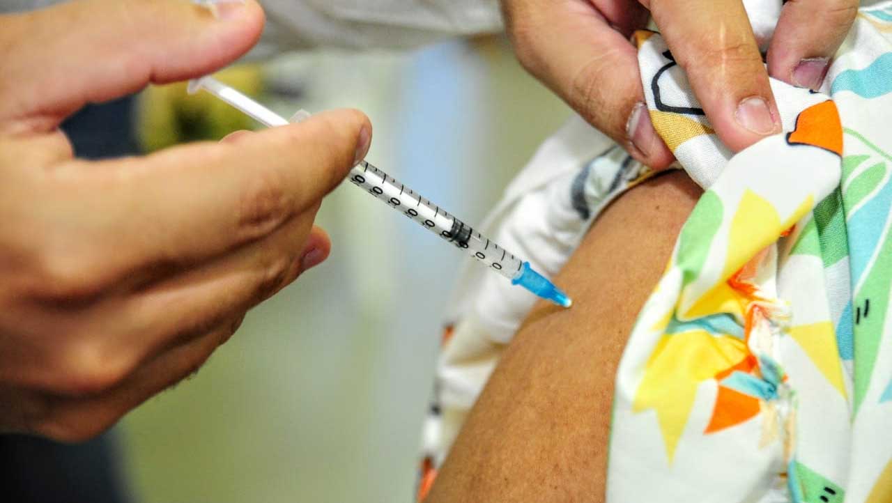   Decisão inclui profissionais de educação nas prioridades da vacinação contra a Covid. A informação foi confirmada pela governadora Fátima Bezerra, nesta quinta-feira (27). Por meio de suas redes sociais, a gestora, que também é professora, comemorou a conquista, que poderá permitir, com os devidos protocolos de segurança, a retomada das aulas na rede pública de ensino. Ainda segundo Fátima, a imunização deste público será iniciada já na próxima semana e as próximas remessas de vacinas que chegarem ao estado terão uma parte destinada para vacinar os trabalhadores em educação. “É isso gente, valeu o sonho, valeu a luta”, concluiu ela.