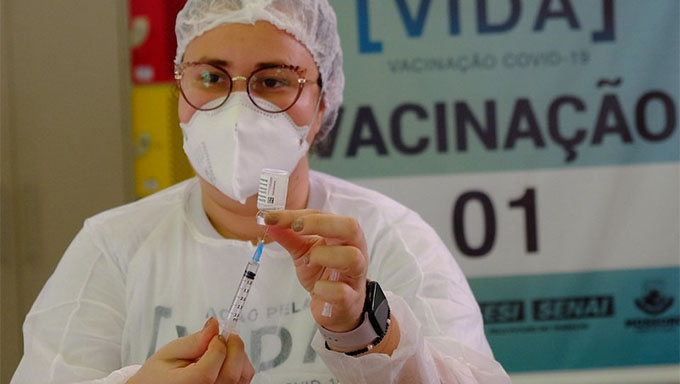   Nesta sexta-feira, Allyson Bezerra havia convocado quem tem 18 anos+ com BPC para tomar a vacina do fabricante AstraZeneca/Oxford no Ginásio do Sesi. O chamamento deste sábado, representa outro avanço significativo no grupo de prioritários para começar a vacinar servidores da educação, incluídos no PNI esta semana, e voltar a vacinar por idade