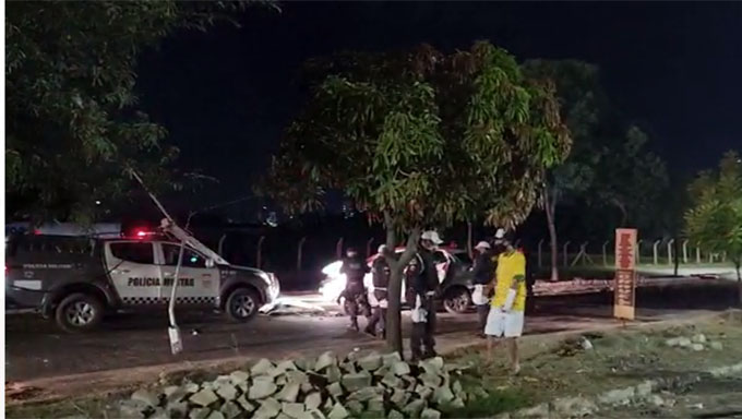   Confronto aconteceu na região do Abolição II, após a quadrilha suspeita ter feito alguns assaltos na região do Abolição IV e fugido na direção do Centro pela Avenida Abel Coelho num carro branco. No confronto, os 4 terminaram morrendo. Um poste caiu em cima do carro da polícia.