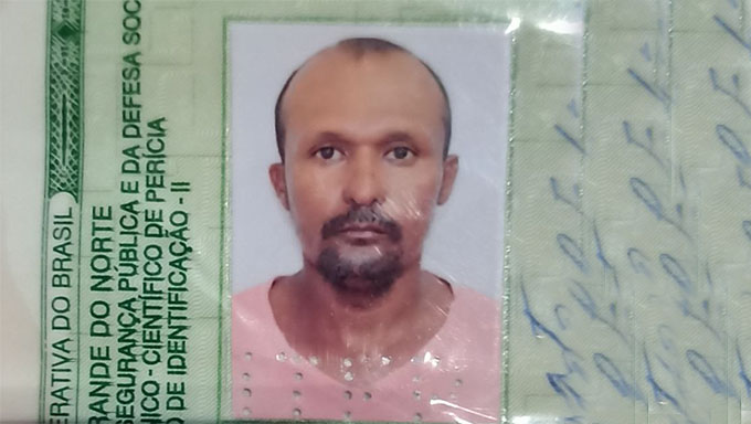   Vítima é Antônio Renato de Lima, de 37 anos, que teria sido vítima de dois homens que o mataram usando pistola calibre .40 e fugiram numa motocicleta, sem serem identificados; o caso deve ser investigado pela Polícia Civil de Areia Branca.
