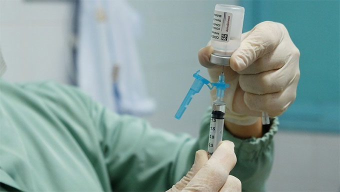   Trabalhadores da Educação que atuam em creches e pré-escola passam a ser o novo grupo contemplado pela campanha de vacinação contra a Covid-19; Devem procurar o ginásio do Sesi, no bairro Doze Anos, logo a partir das 8 horas para receber a primeira dose da AstraZeneca que vai ajudar a fortalecer o corpo desta categoria contra a covid19