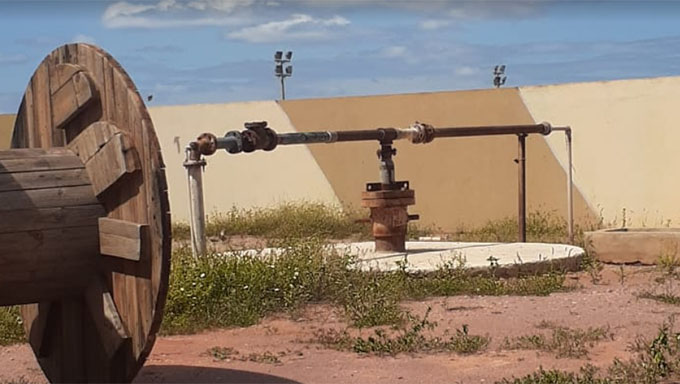   De acordo com moradores da Vila Mato Grosso, aproximadamente 50 dias que estão sem água devido a quebra do poço. “Já informamos o problema a Caern por diversas vezes, mas até hoje não apareceu ninguém aqui. Isso é uma vergonha e falta de respeito com os consumidores”, disse revoltado um morador.