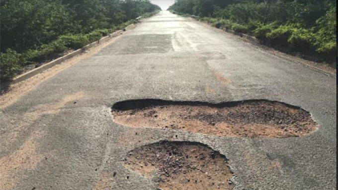   São vários os trechos em que a RN-011 a malha asfáltica está esburacada, intransitável, abandonada e provocando danos aos veículos que diariamente utilizam a RN como via de acesso.