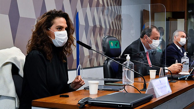   A médica Luana Araújo, que disse sofrer diversas ameaças, afirmou haver estudos randomizados e controlados que mostram aumento de mortalidade com o uso de cloroquina e hidroxicloroquina no tratamento da covid-19, e que é preciso haver responsabilização por quem o propaga. 