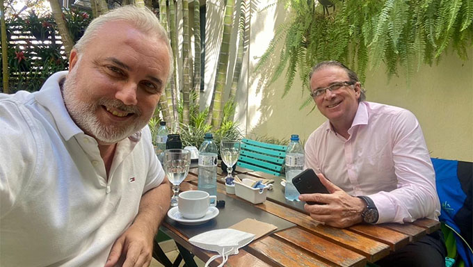    "Acertamos as bases para iniciar os estudos para implantação da mobilidade sustentável inicialmente em três cidades: Extremoz, Pau dos Ferros e Lagoa de Velhos. A ideia é começar com projetos-piloto em uma cidade acoplada à capital, Natal, outra de médio porte e outra de pequeno porte. Porque as necessidades e desafios de cada caso são bem diferentes, e queremos analisar soluções ideais para cada situação", explica o senador Jean Paul Prates.