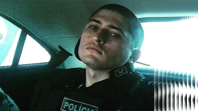 Imagem 1 -  Assassinos levaram a arma do policial Diego Ramon da Silva Grigório, de 30 anos, que ainda chegou a ser socorrido para o Hospital Regional Tarcísio Maia. O corpo deve ser levado para exames na sede do ITEP e o caso deve ser investigado em inquérito policial conduzido na Divisão de Homicídios de Mossoró.