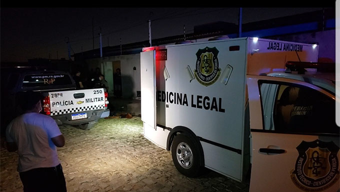 Imagem 1 -  Primeira ocorrência teve como vítima Diego Ramon, de 30 anos, da Polícia Militar do Estado do Ceará, perto do Hotel Vitória Palace.  A segunda ocorrência foi no bairro Pousada das Thermas e teve como vítima Erikson Rutênnio, de 26 anos.  A terceira foi no bairro Alto da Conceição e a vítima foi o mecânico Emerson Carlos, de 32 anos.  Já por volta das 19h30, a dona de casa Maria Rita, de 51 anos, e a filha Maria Clara, de 16 anos, foram executadas dentro de casa no bairro Pousada das Thermas.  Veja fotos das vítimas e mais detalhes das ocorrências deste sábado, 5.