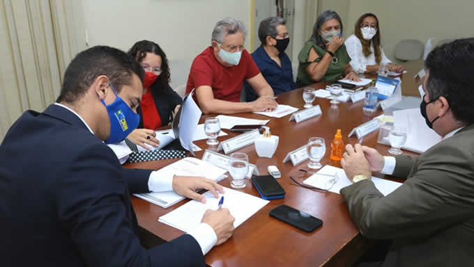 Imagem 1 -  No segundo ano da pandemia, este é o primeiro onde os servidores municipais começaram a ter suas demandas atendidas. Até o ano passado, os salários estavam em atraso. O pagamento, em alguns casos, era feito sem o acréscimo das gratificações, gerando uma sensação de que estava sendo pago em dia. O Sindiserpum evita maiores confrontos com a ex-prefeita Rosalba Ciarlini, que não recebeu a categoria por três anos e não concedeu reajustes. Encerrou seu mandato sem qualquer proposta para os servidores municipais.