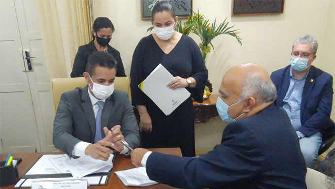   Prefeito Allyson Bezerra e o vice-presidente do Grupo Koyo, Joaquim Franco, assinam protocolo de intenção que prevê início dos investimentos físicos, com a geração de 2,5 mil empregos diretos, já estão previstos para o início do ano que vem, segundo foi informado ao prefeito Allyson Bezerra no final da manhã desta quarta-feira, dia 9 de junho. O que for necessário da parte do Poder Executivo Municipal, não vai faltar esforços, na busca do Governo do Estado, da Bancada Federal e do Governo Federal para se ter o necessário para o desenvolvimento do Estado, com emprego e renda.