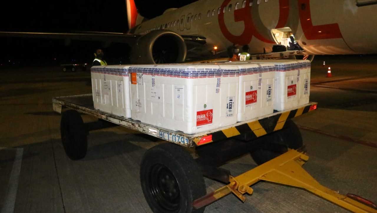   RN recebe 59,2 mil doses da Astrazeneca para iniciar vacinação do público geral . O voo com os imunizantes desembarcou no aeroporto de Natal no início da madrugada desta quinta-feira (10). Nesta quarta-feira (9), a Sesap e os municípios pactuaram que será iniciada a vacinação de novos grupos, por faixa etária, além de incluir nas prioridades lactantes, neste primeiro momento, de bebês com até seis meses.