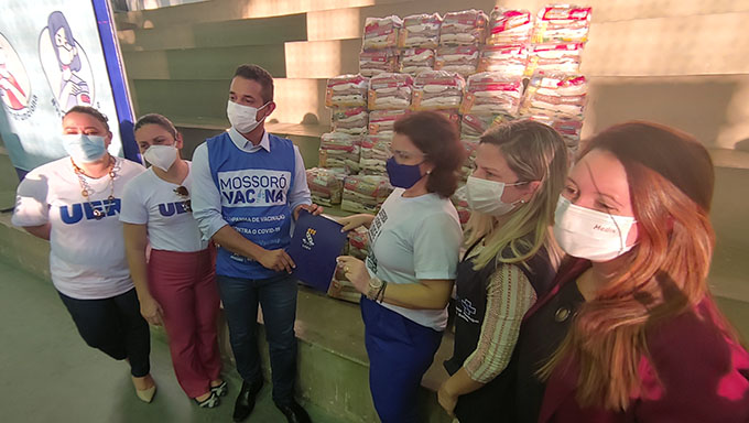   As máscaras e os respiradores foram doados pela Organização Não Governamental União BR e 1 tonelada e 200 quilos de alimentos foram doados pelos servidores da UERN, começaram a serem vacinados nesta sexta-feira, 11, contra a covid19. Os alimentos serão destinados para famílias carentes através do CRAS, da Secretaria Municipal de Assistência Social