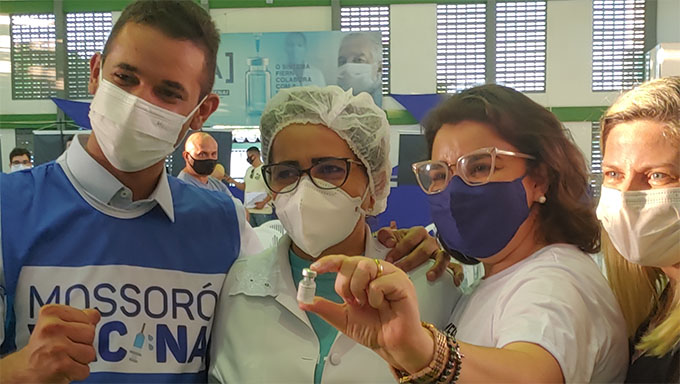   Quem está nesta faixa etária de idade deve procurar neste sábado e domingo os abertos 10 postos de saúde (veja lista na matéria) espalhados na cidade e os grupos prioritários e os servidores da educação estão ministradas as vacinas no Ginásio do Sesi Clube. O prefeito Allyson Bezerra e a Secretária Morgana Dantas destacam que, dos grupos prioritários, quem deixou de tomar a vacina por qualquer motivo, pode procurar o SESI para tomar a primeira dose, e ressaltam que quem tomou a primeira e já está em tempo de tomar a segunda dose tanto da CoronaVac como da AstraZeneca também deve procurar o Ginásio do Sesi