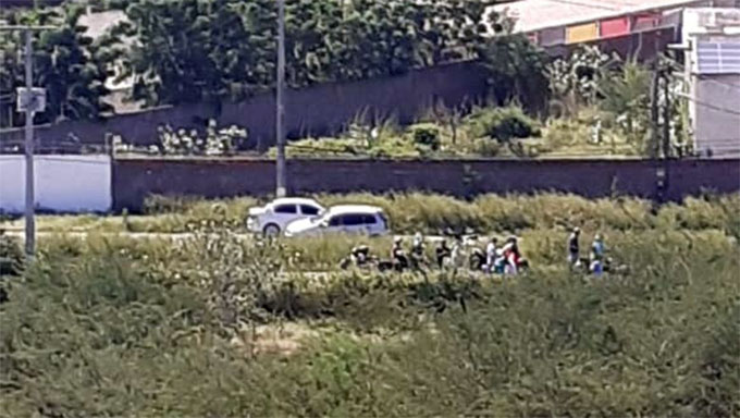   A vítima ainda não foi oficialmente identificada. Ele veste bermuda jeans, camiseta azul clara e está com capacete preto, com detalhes vermelhos. Policiais militares isolam o local para a Polícia Civil e o ITEP iniciarem as investigações