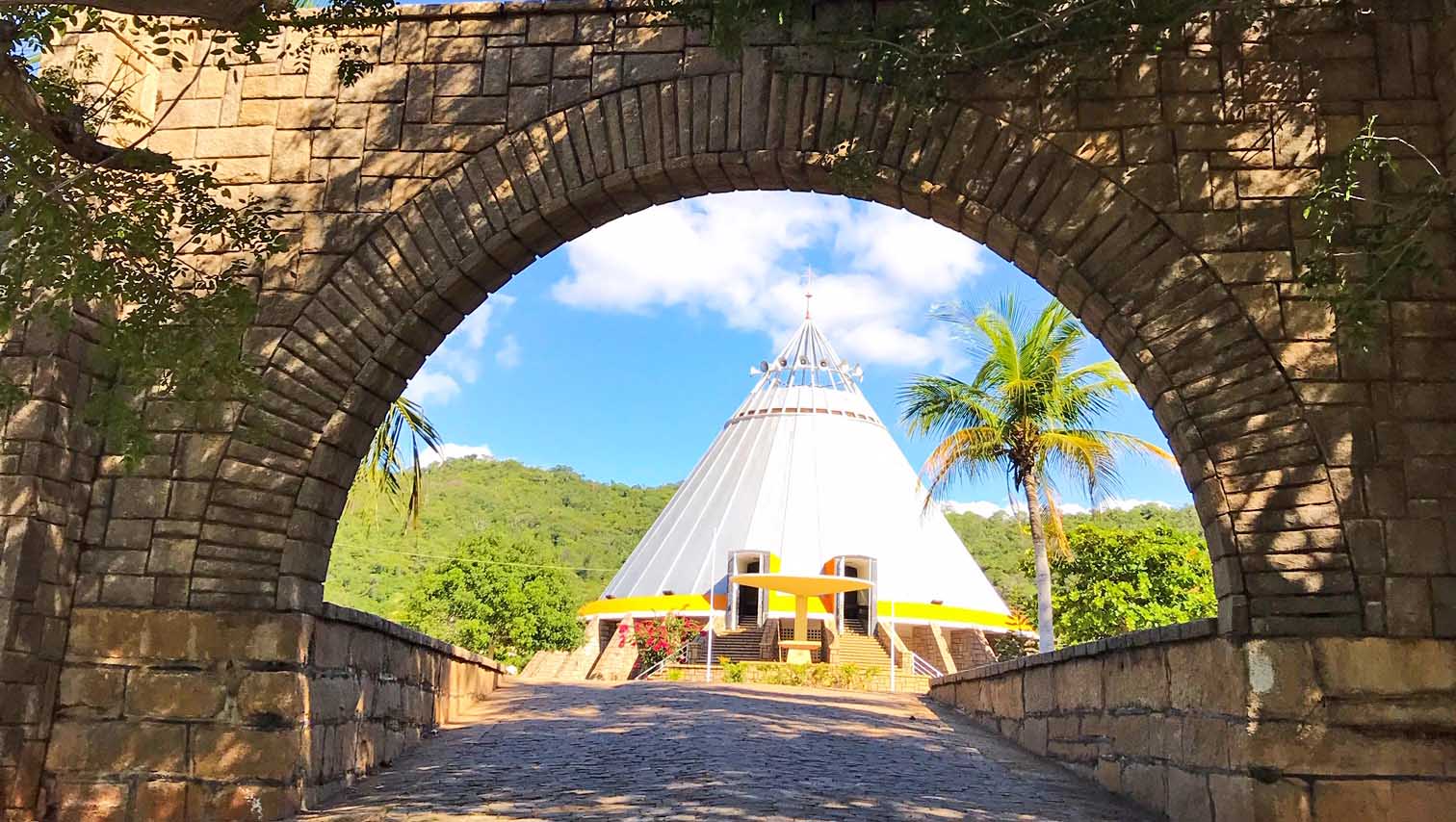   Comissão aprova PL que reconhece o Santuário do Lima como Patrimônio turístico e religioso do RNO projeto, de autoria da deputada Isolda Dantas, foi aprovado nesta terça-feira (15). Na justificativa, a deputada enalteceu a importância do Santuário, que ocupa posição privilegiada no turismo religioso estadual e foi eleito pelo voto popular como uma das sete maravilhas do Rio Grande do Norte, recebendo diversas romarias durante todo o ano, como símbolo da religiosidade popular e da fé do povo, com destaque para a romaria da juventude nos meses de outubro e a festa de Nossa Senhora dos Impossíveis em novembro.