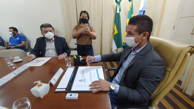   Mossoró possui 1.104 pessoas comercializando nos espaços públicos da cidade, incluindo a Cobal, Vuco-vuco, Mercado Central, Mercado do Bom Jardim, Mercado do Alto da Conceição, Praça da Independência, Ruas do Centro e Feira do Peixe, destes, 415 não tem local adequado para vender seus produtos. O Prefeito Allyson Bezerra ressalta que não há intenção de retirada dos ambulantes e sim de adequação, garantindo o direito das pessoas que ali tiram o seu sustento e também atendendo as determinações judiciais sobre acessibilidade e livre tráfego no Centro.