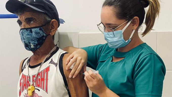   De acordo com a Administração Municipal, na próxima quinta-feira, 24, serão vacinados os catadores associados, na comunidade de Vila Nova, durante o atendimento médico e de enfermagem, que acontece no ponto de apoio da referida comunidade.