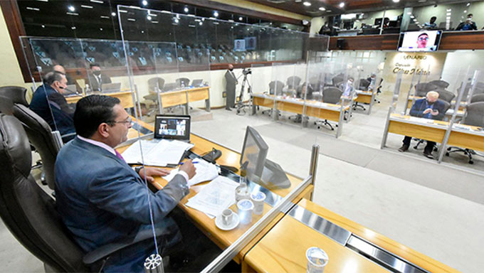   Os dez deputados de oposição haviam solicitado, no ofício entregue na Presidência da Assembléia no dia 27 de maio, para investigar 12 questões envolvendo o Governo Fátima Bezerra. Após analisar a petição (veja quem assinou), o presidente da Câmara decidiu aceitar para investigar a compra frustrada de respiradores, no valor de R$ 5 milhões, e também decretos com medidas restritivas no estado para conter o avanço do novo coronavirus.