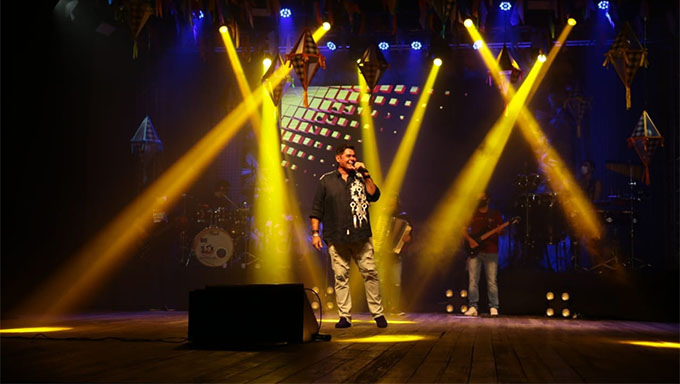   Valorizando suas raízes, como bom nordestino, o músico fez incursões em ritmos como xote e baião, interpretando sucessos de artistas consagrados como Luiz Gonzaga, Alcymar Monteiro, Alceu Valença, Zé Ramalho e Fagner. Dançou e fez dançar.  “É uma emoção da qual eu mostro um pouco do lado raiz. O nordestino pede por isso, então eu fiz questão de fazer forró com pessoas tão tradicionais e tão conhecidas no nosso meio artístico”, declarou o artista.