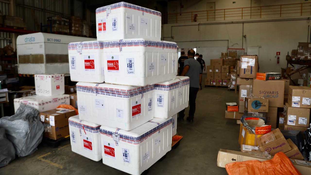   Carga com 112 mil vacinas da Astrazeneca/Fiocruz chega ao RN. As doses, que chegaram ao estado neste domingo (20), serão destinadas a fechar o esquema vacinal dos potiguares. São idosos e membros das forças de segurança pública que tomaram a primeira dose há cerca de três meses e agora terão o reforço garantido. O RN está se aproximando da marca de 1 milhão de pessoas que receberam ao menos uma dose da vacina contra a Covid-19.