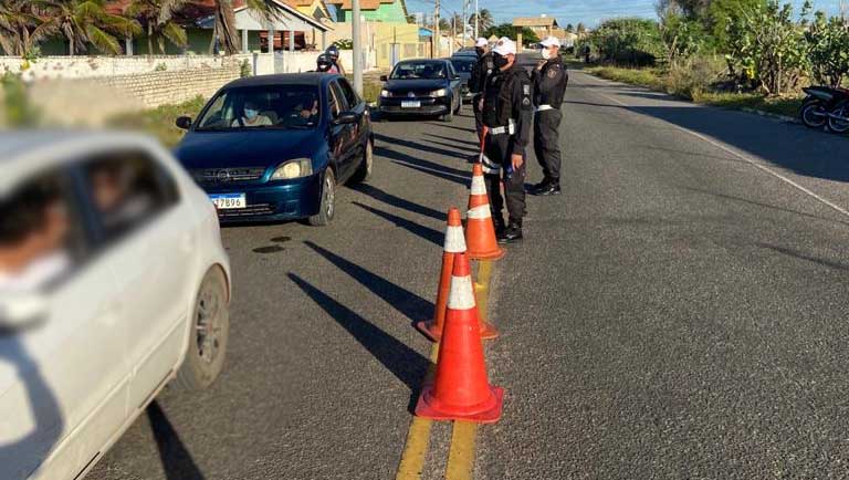   Lei Seca: 43 condutores são autuados por embriaguez no retorno de Tibau a Mossoró. A operação foi realizada neste final de semana nas cidades de Mossoró, Tibau e Assu. Ao todo, nas três cidades, foram abordados 1.225 condutores e 85 deles foram autuados por se recusarem a fazer o teste do etilômetro ou por soprarem o bafômetro e o resultado do teste dar positivo para embriaguez. 