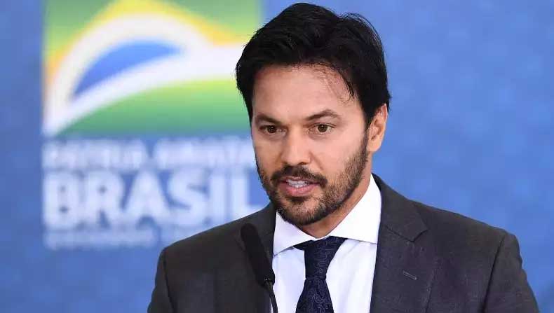   Ministro Fábio Faria terá que explicar desvio de R$ 52 milhões dos recursos da covid19. Deputado Elias Vaz explica que os R$ 52 milhões foram aprovados para serem aplicados em campanha de conscientização, de uso de máscaras e álcool em gel e de incentivo à vacinação, por exemplo. Mas serviu para fazer palanque para Bolsonaro de forma totalmente irregular”, afirma o deputado do PSB, de Goiás, ao Congresso em Foco.
