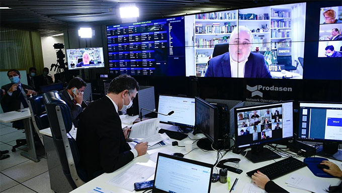   Matéria foi relatada pelo Líder da Minoria, Senador Jean, que acrescentou que se trata de um benefício para mais ou menos 80 mil famílias no País. “A proposta não acaba com dívidas de aluguéis atrasados. Ela apenas impede o despejo sumário por falta de pagamento de aluguéis durante o período emergencial. Tudo o que é devido em contrato poderá ser cobrado e executado oportunamente”, esclareceu.